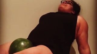 Ragazza muscolare schiaccia melone 1 raro video 2020