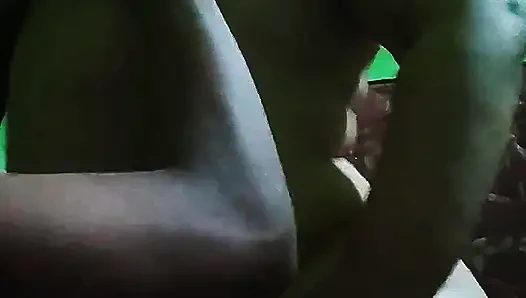 Hadi, meme uçlarını emerken amcığını sikelim