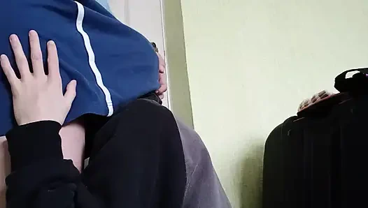 Zwei nachbarinnen verbergen, dass sie lesben sind