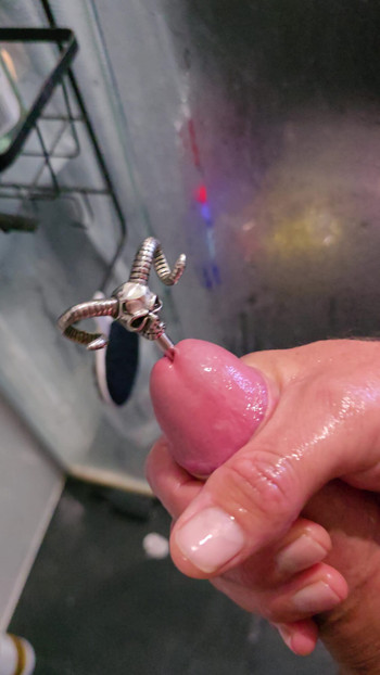 長く硬くなったチンポを鳴らす