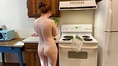 Cuerpo sexy, ensalada sexy. desnudo en el cocina episodio 55