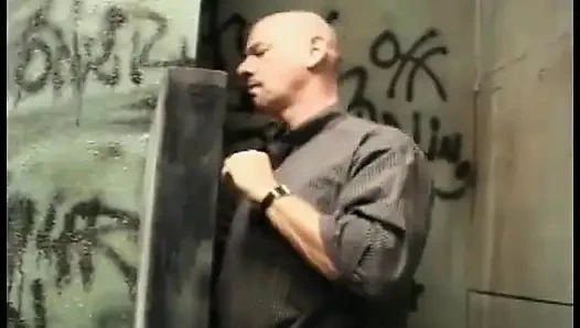 Schlampe MILF bekommt ihre muschi geleckt und ihre muschi gefingert und fickt dann