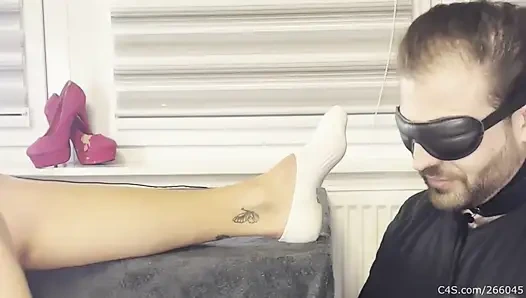 Tasmalı gözleri bağlı ayak kölesi - koklayan çoraplar (bölüm 1)