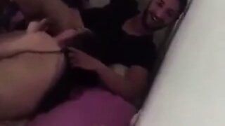 Dois irmãos turcos fodendo uma puta juntos