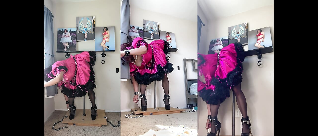 Рожева сіссі покоївка Кенді замкнена на підставці для ділдо і катається на її жердині