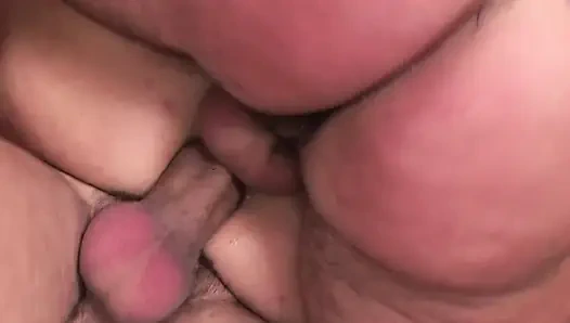 Cewek hot rambut pirang lagi asik seks threesome sambil pakai masker dan lingerie seksi