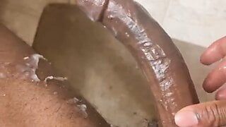 Großer schwarzer Schwanz masturbiert in seinem Badezimmer