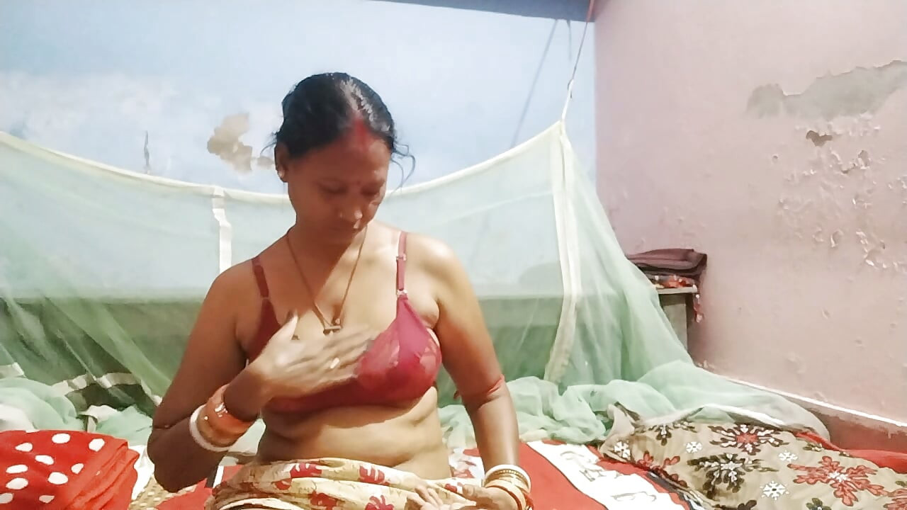 Sexy aunty apni boobs ko show kra or pussy ko hot kra