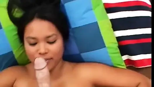 Gadis imut asia suka nyepong kontol besar pria kulit putih pov