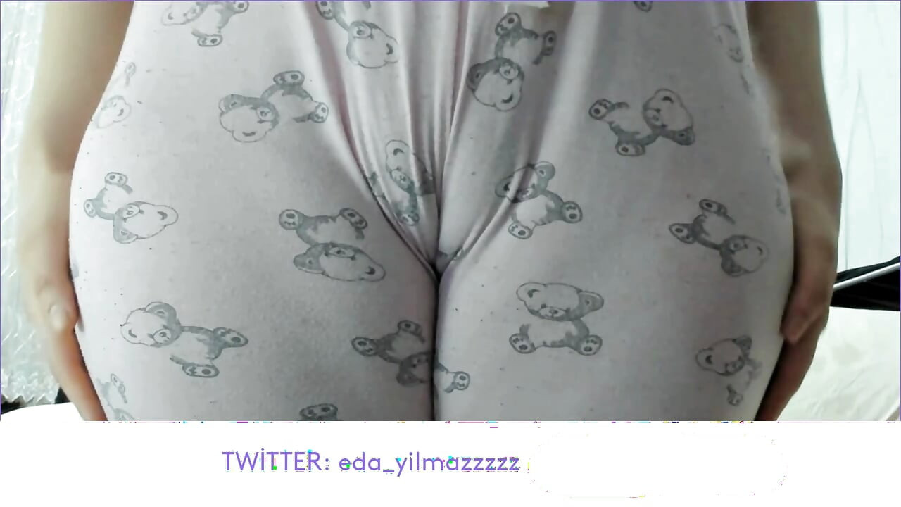 CAMELTOE- MASTURBATE WITH PAJAMAS- RUBBING PUSSY WITH PAJAMAS