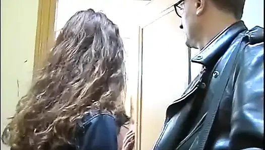 Evde gerçek amatör : Emma kıyafetlerini almayı seviyor