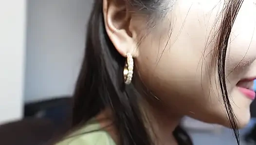 Hausfrau, die ihr aussehen benutzt hat, um zu verführen