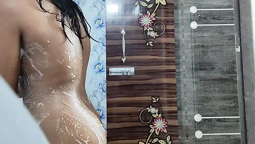 Desi raseli boudi ki chut ki gaarmi naha ke nivaya ungli daal ke ah ah chillaya