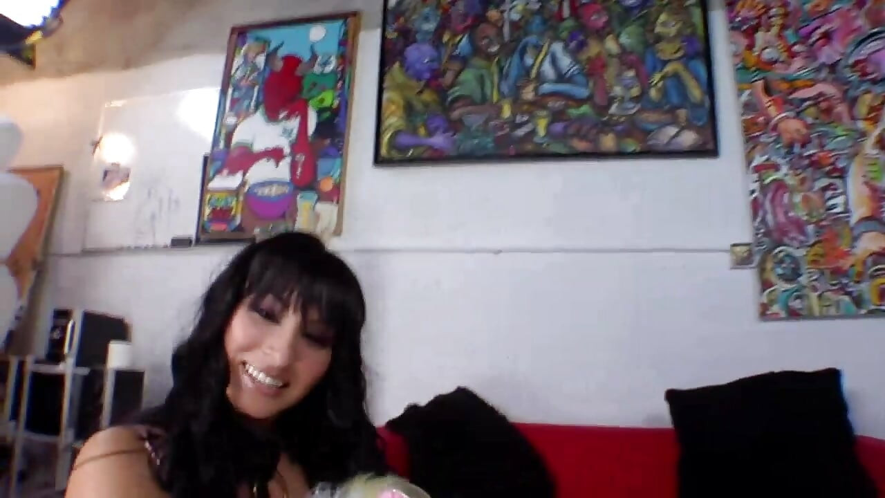 Heiße sexy schlampe reitet einen großen harten schwanz