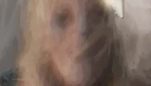 Heiße blondine lutscht schwanz und bekommt ihre muschi geleckt
