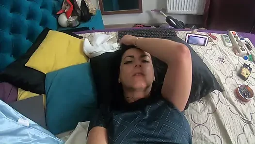 Tante sange lagi asik menggoda pov Cewek sange dengan toket besar lagi asik muasin memeknya pakai mainan seks solo