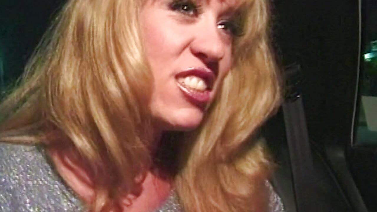 Wilde Taxifahrt mit geiler Blondine