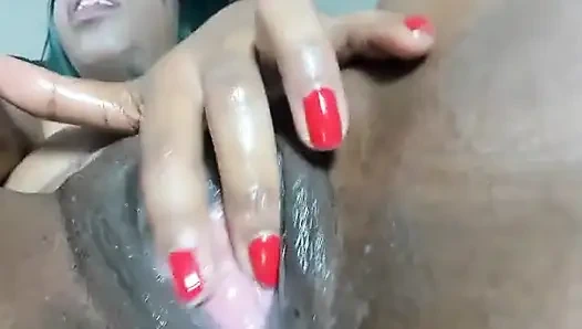 Masturbasi solo ebony pantat besar yang intens