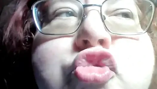 Video cewek semok ini lagi asik ciuman dan jilat bibirnya - close up!