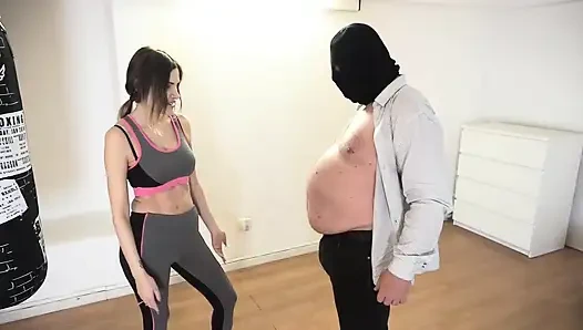 Крошка В Спортзале Доминирует Над Толстым Покорным В Маске