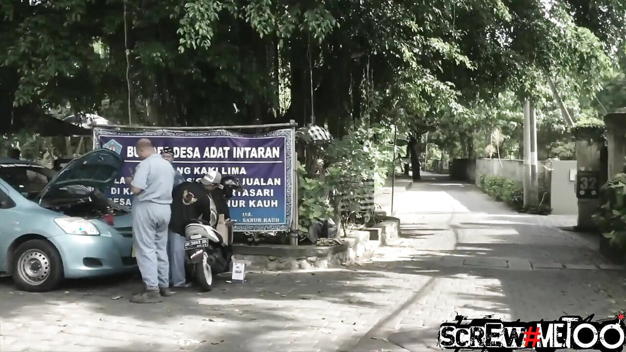 Blondýna s přírodními kozami vystřelená pérem