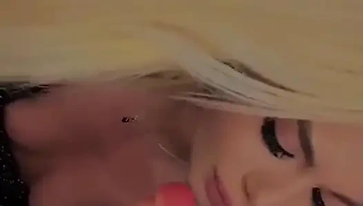 Bu gece beni eğlenceli hissederek çıplak amcık ve götle oyuncaklarla alay ediyor ve oynuyor ve lezzetli sakso