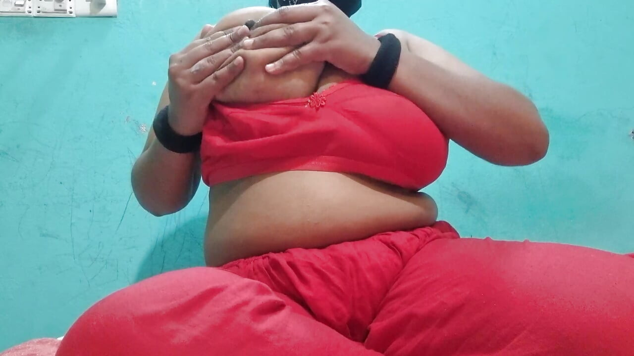 침실 POV 스타일로 괴롭히는 섹시한 아마추어 마누라