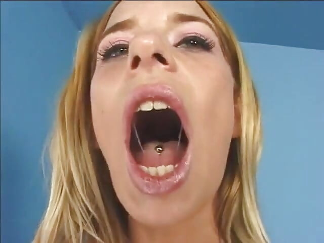 Batang hitam besar membuatkan si jalang blonde ini gembira