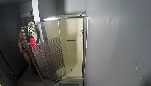 Ateşli sarışın Sarah Vandella kamera arkası saksoda 4 adama sakso çekiyor