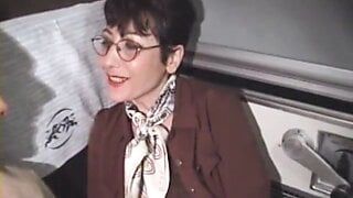 ヴィンテージ素人ビデオ。電車の中で熟女ファック