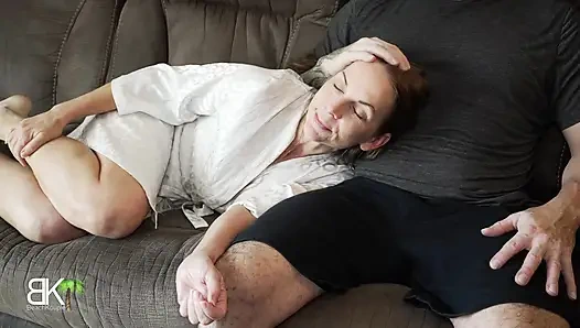 Mami und stiefsohn teilen sich eine couch! Aitsf230407