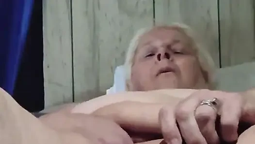 Höre diese klebrige muschi an, so sahnig nass, dass sie ohne bedauern kommt