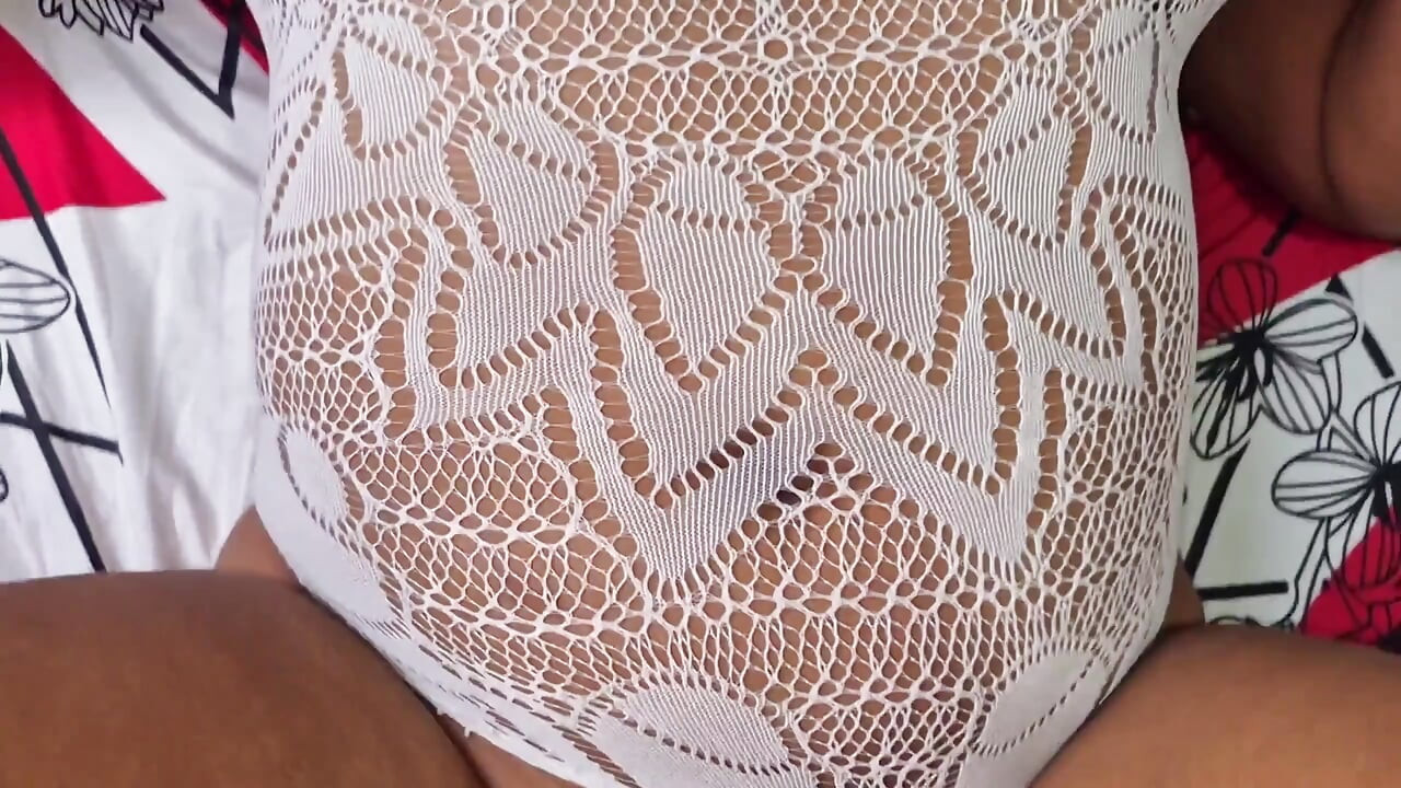 Keilimar dahaga untuk zakar, dia mula menghisap dan kemudian datang dan menunggang zakar putih besar dan berakhir penuh dengan air mani dalam pepeknya