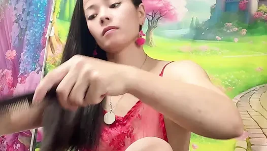 Hana yeni güne başlamak için saç makyajı yapıyor