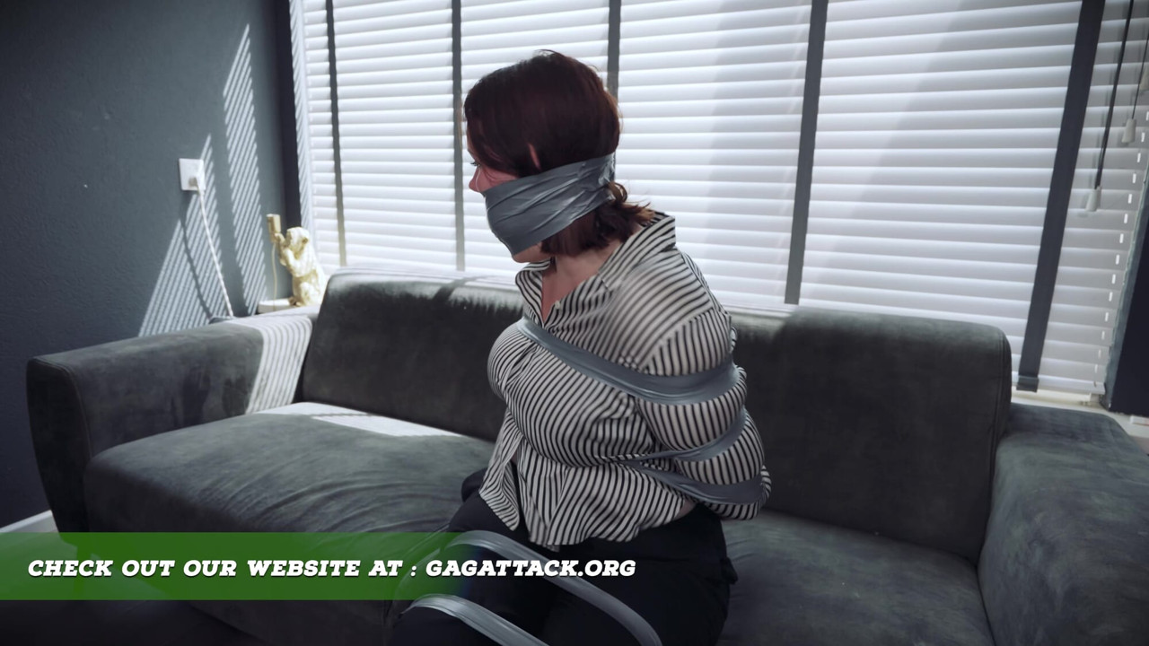 Fată brunetă de alături legată și cu căluș cu bandă