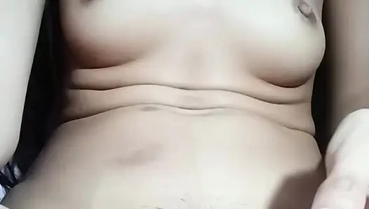 Нажатие сисек девушки дези и сессия траха пальцами, мягкая игра сисек и соблазнение мокрой киски