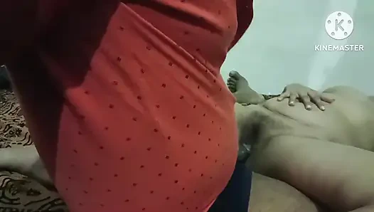 Муж и жена занимается романтическим сексом в спальне