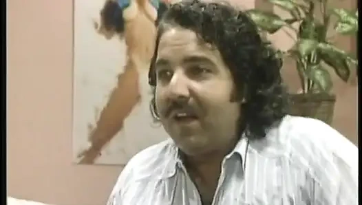 Büyük memeli genç kız üç adama amını parçalıyor