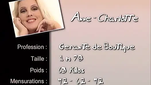 Echte amateurin zu hause: Anne-Charlotte, nackt und sexy in ihrer wohnung
