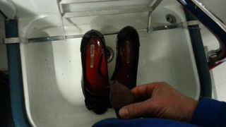 sepatu hak istri