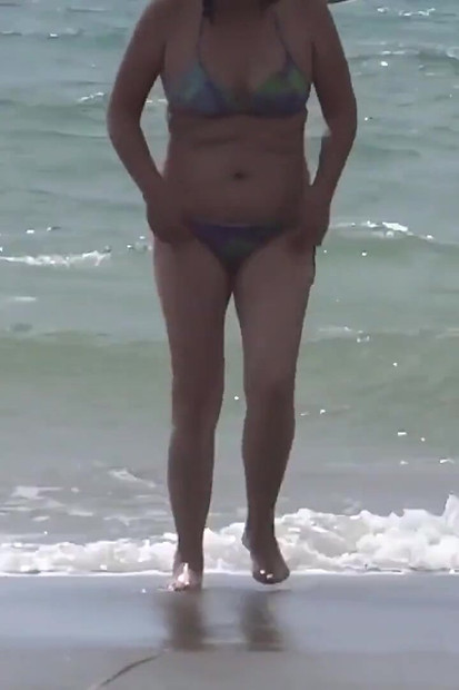 Bini latina menikmati seks di pantai, menunjuk-nunjuk dalam bikini, melancap, pancutan mani pada tetek dan pepek berbulunya