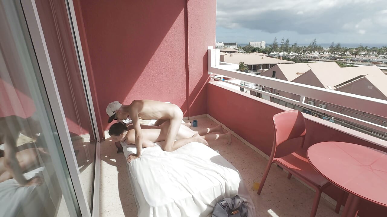 Slipping It in Her Ass While She Catches a Tan