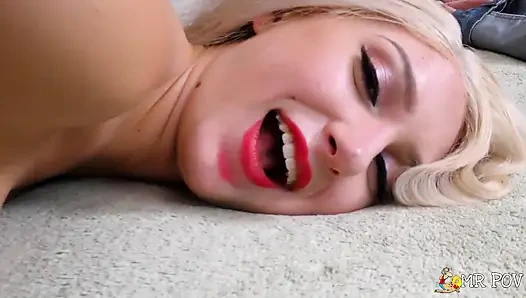 Sürtük hatun Skylar Vox bir profesyonel gibi biniyor ve emiyor