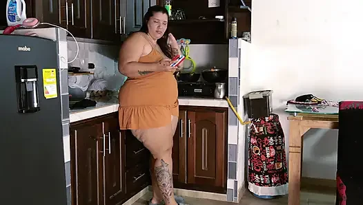Latina pays pizza delivery man with a fuck and fills his pussy with milk