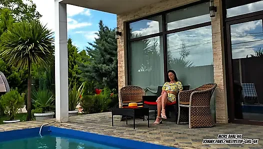 Eine Routinemäßige Poolreinigung Wurde Mit Einer Asiatischen MILF Zu Spaß