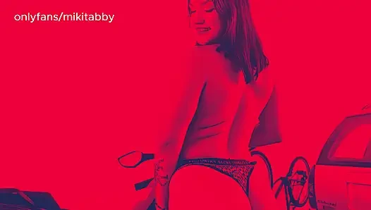 POV Seiko ist deine fahrlehrerin auf ihrem motorrad