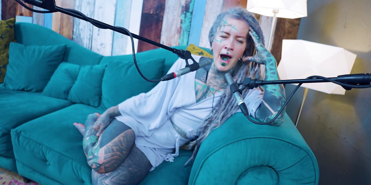 Ich spreche über R - Relief - ASMR podcast SFW spricht goth dünnes mädchen dreadlocks tattoo-modell inked mädchen