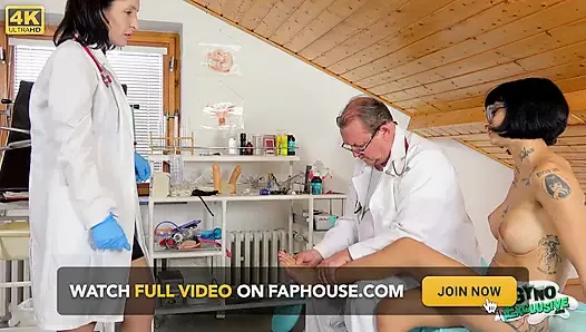 Искусственную мусульманку-сучку Candy Scott выставили на показ и осмотрели