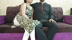 La sexy cognata indiana ha sedotto suo cognato in una giornata calda