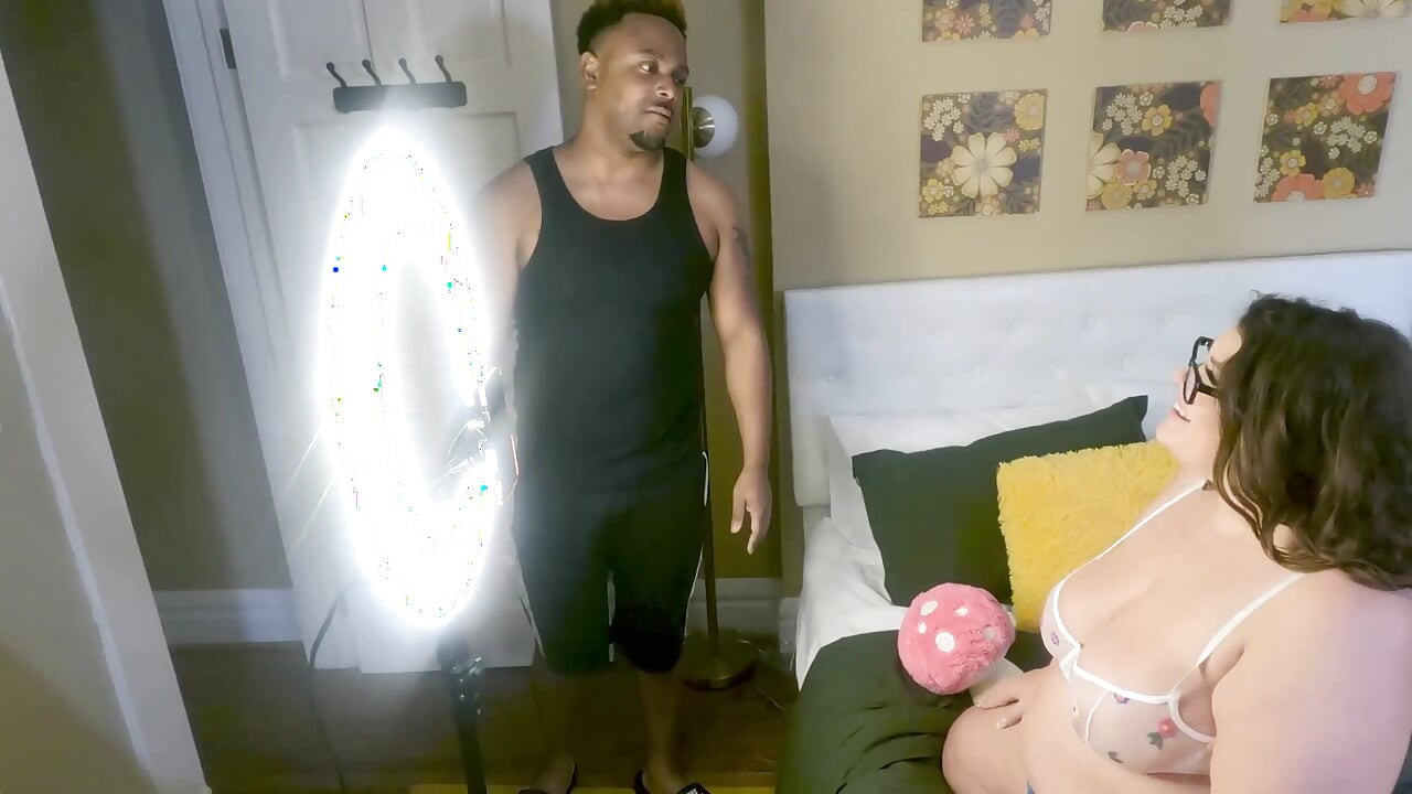 Luna Lark Sora mea vitregă cu curul mare este